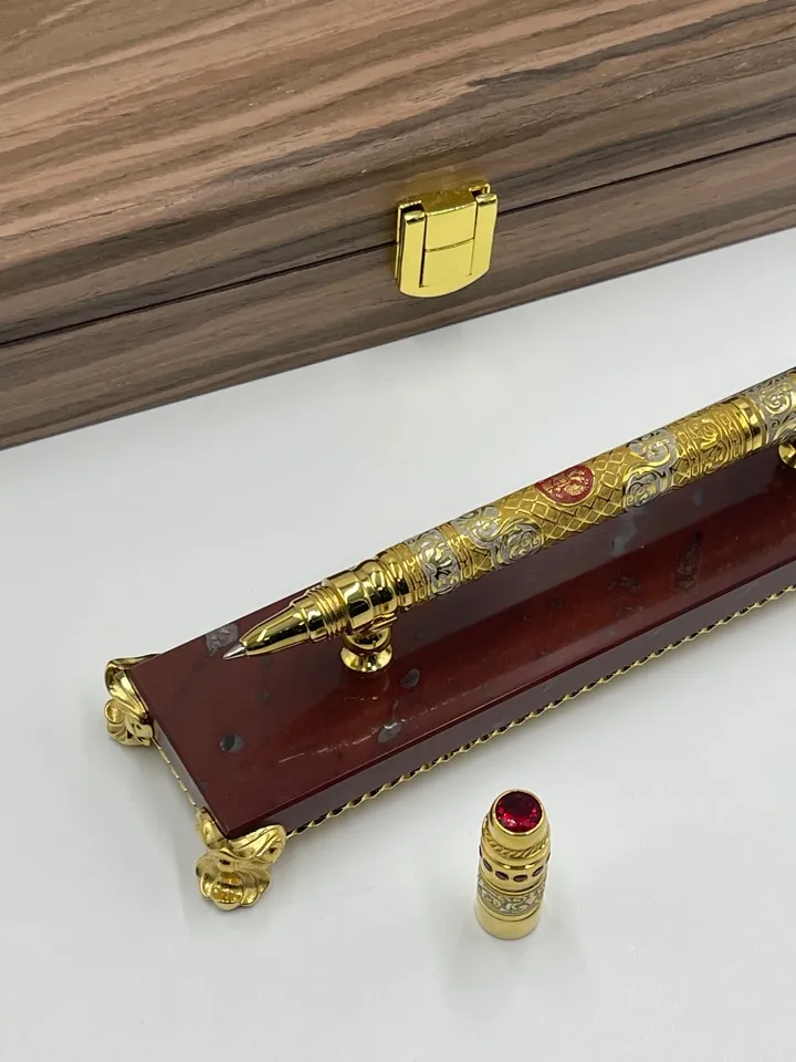 Ручка шариковая на подставке, золото 999